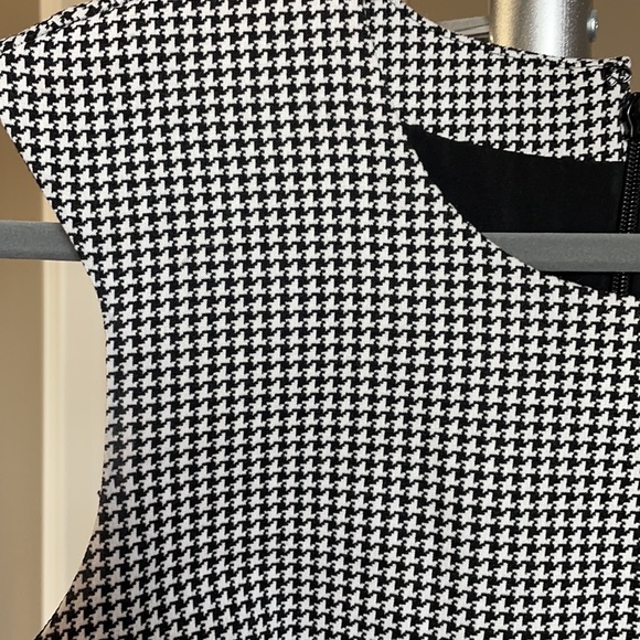 Houndstooth patterned fitted dress - Picture 3 of 6